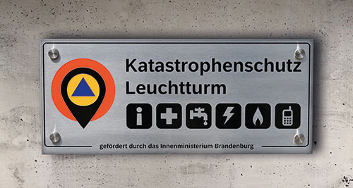 Teaserbild Katastrophenschutz-Leuchttürme Schild an einer Wand mit dem Logo der Katastrophenschutz-Leuchttürme