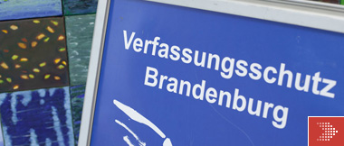 Schild mit Aufschrift Verfassungsschutz Brandenburg